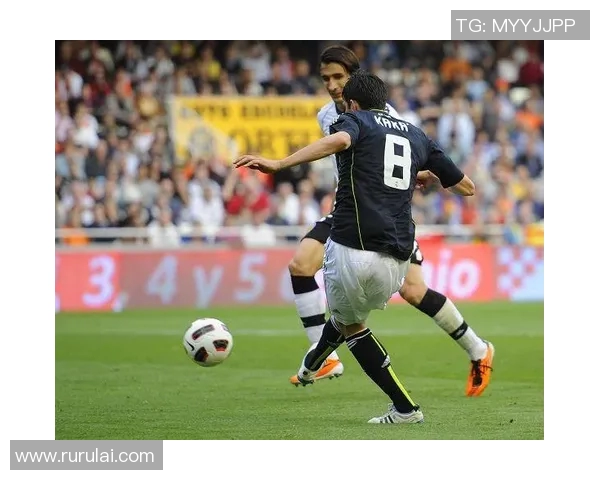 足球明星卡卡撩头发瞬间引发粉丝热议展现魅力与风采